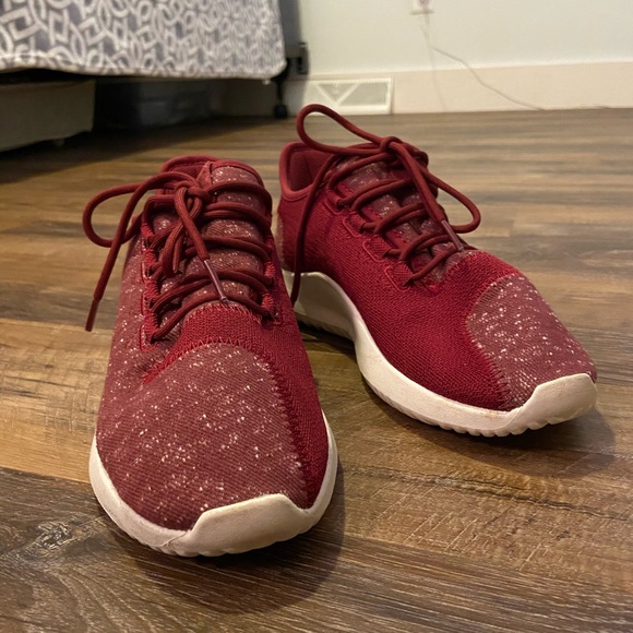 burgundy tennis shoes